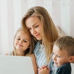 Игровое колесо Crazy Time Live в онлайн-казино с яркими секторами